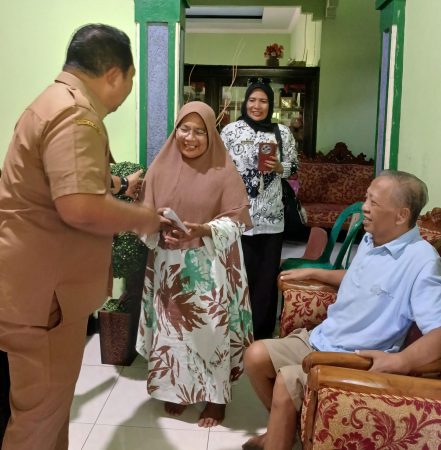 Di Balik Seremoni, Rizal Marsaoly Pilih Temui Guru yang Sakit di Hari Guru Nasional