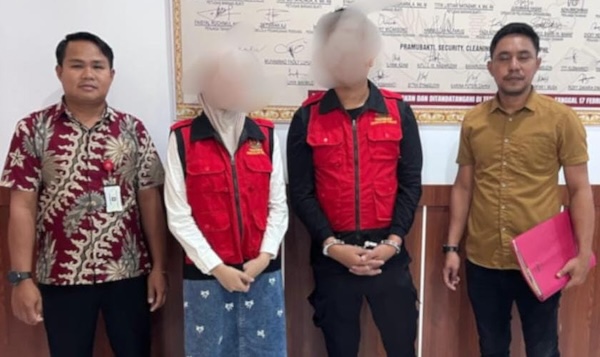 dua-terpidana-kasus-perzinahan-tengah-memakai-ropi-merah-FotoIstimewa