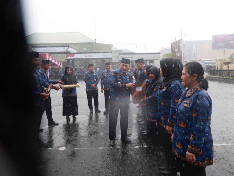 Upacara HUT KORPRI Ke-54 di Ternate: Basah Guyup, Semangat Tetap Membara