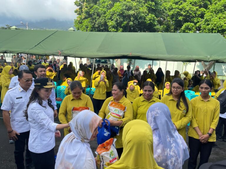 Sentuh Kebutuhan Warga, Gubernur Serly Gelar Pasar Murah dan Bagi 1.000 Paket Sembako di Ternate