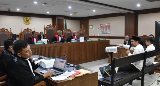 Pagar di Tanah Sendiri, Jeruji di Negeri Orang