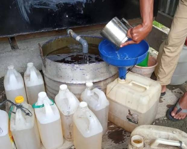 Warga Kalumata Mengeluh, Jatah Minyak Tanah Dipotong Seenak Perut!