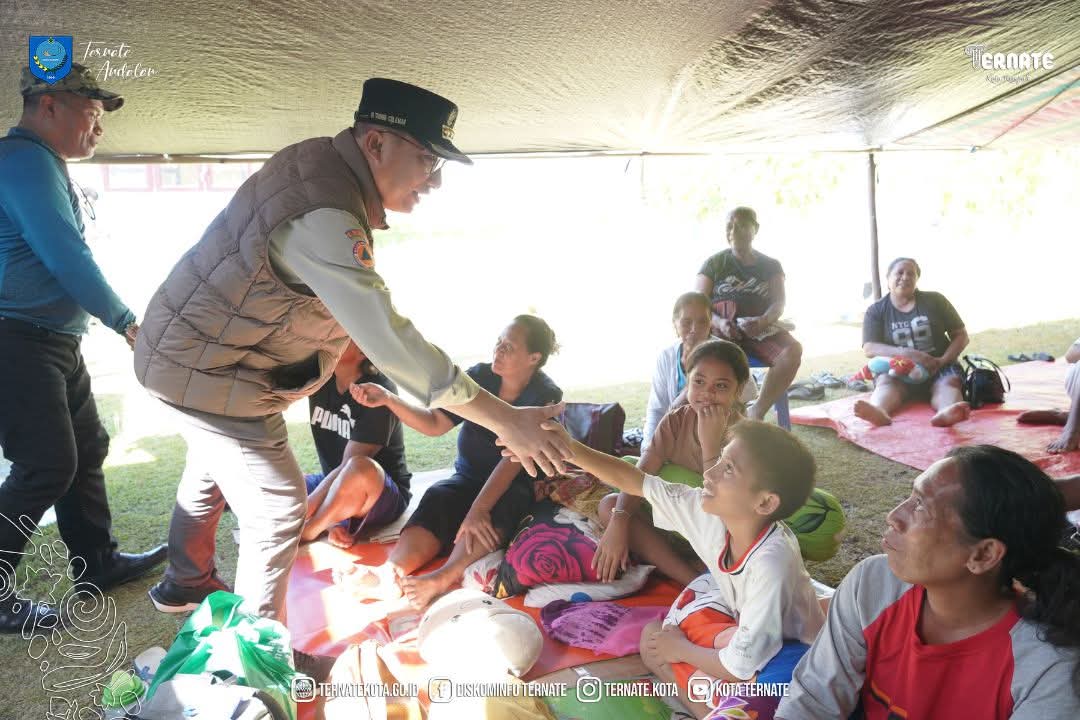 Wali Kota Ternate Pimpin Kunjungan Kemanusiaan ke Batang Dua, Serahkan Bantuan Tahap II